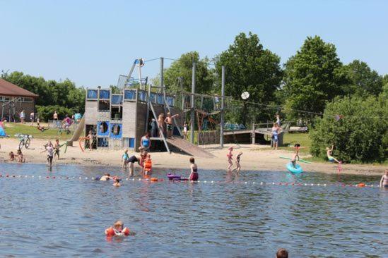Stacaravan Op 5 Sterren Vakantiepark De Kuilart Friesland Aan Het Meer Met Zwembad 5P 237 Koudum Buitenkant foto